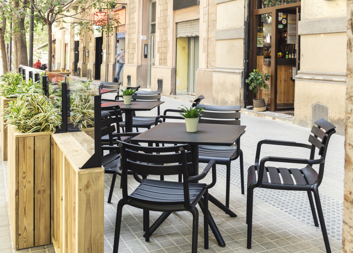 Mobilier urbain design - élégant cendrier - terrasse restaurant