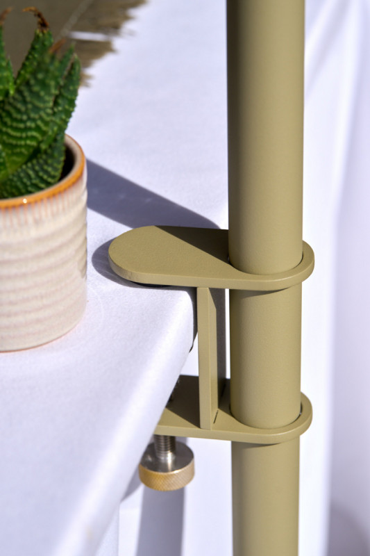 Fixation lampadaire led nomade sur parasol ou table vert sauge Paranocta
