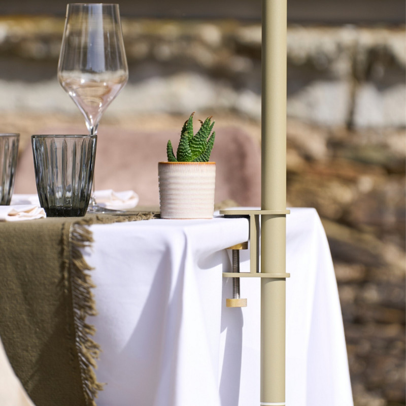 Fixation lampadaire led nomade sur parasol ou table vert sauge Paranocta